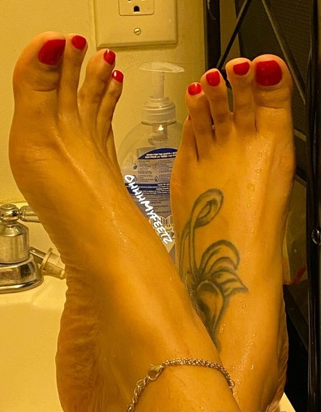ohhhmyfeetz naked model gallery
