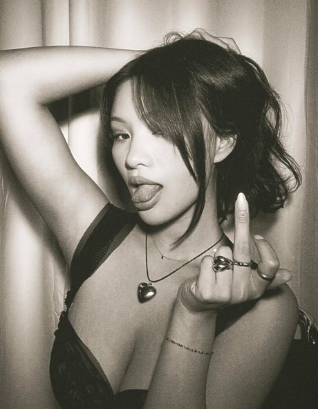 Sarah Cheung model nude picture