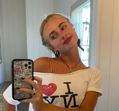 Claire Rosinkranz model perfect images