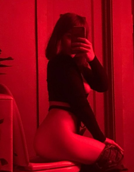 litera7 model pornographic picture