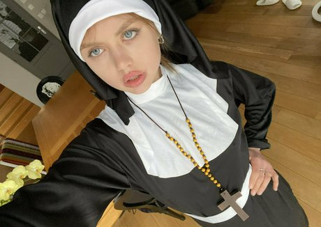 sandra tiny hd actress photo