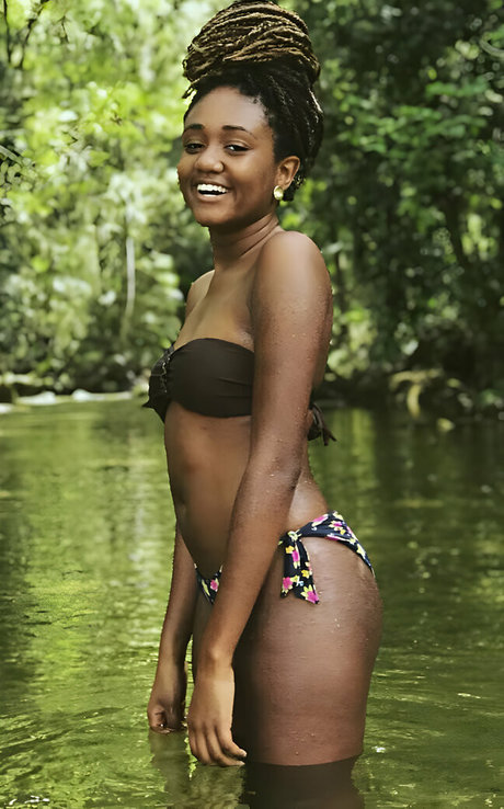 Sarah Aline pretty actress images