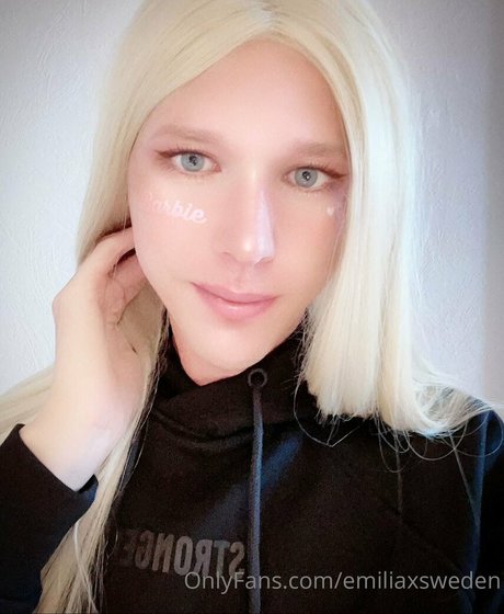 emiliaxsweden naked star img