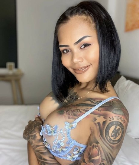 Wilathai model top picture