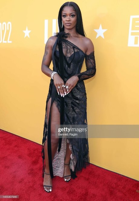 Ari Lennox hd model pics