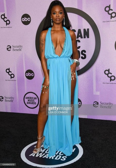 Ari Lennox hd model pics