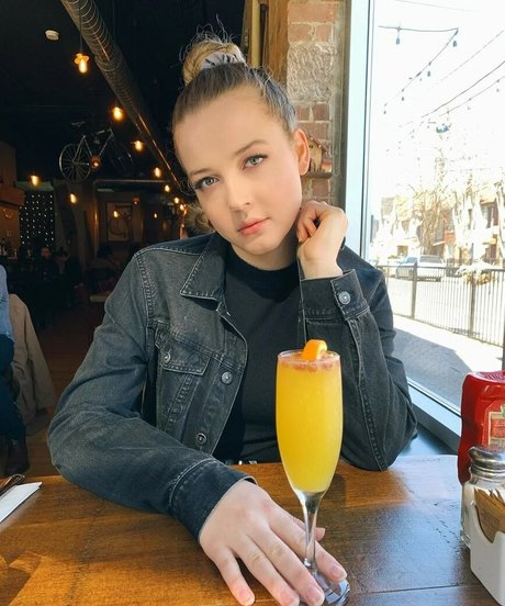 Maya V Henry exclusive model pic