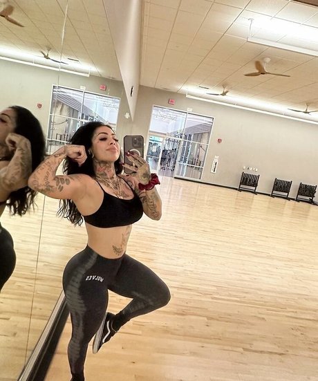 Yogapantsqueen model nude image