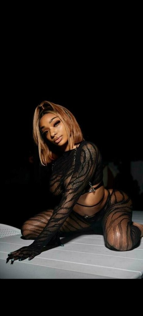 bigmfyellaa hot pornstar pic