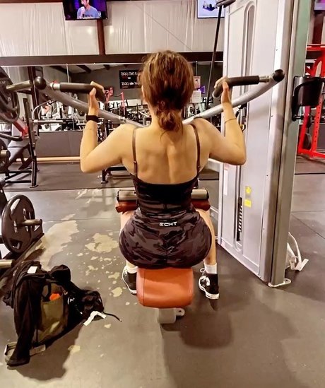 Chloe Flores nude model pics