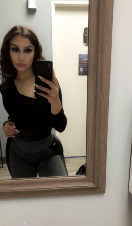 Chloe Flores porn actress photo