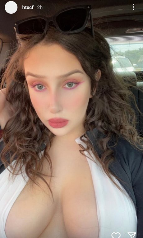 Chloe Flores model pic