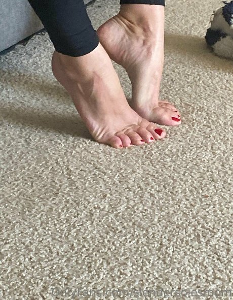 slendersolesmom nude actress archive