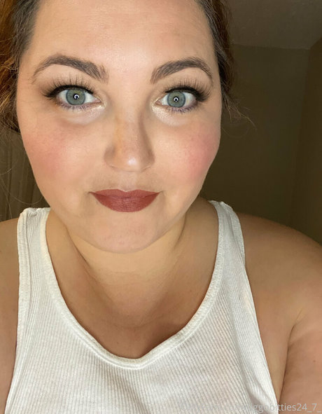 tiggobitties24 7_ naked pornstar picture