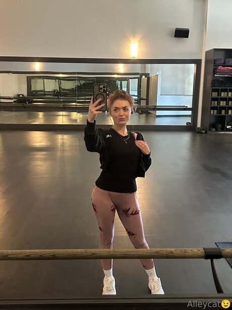 Okalley19 pornographic model img