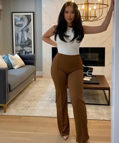 YueYue erotic pornstar pics