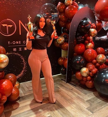 YueYue free actress photo