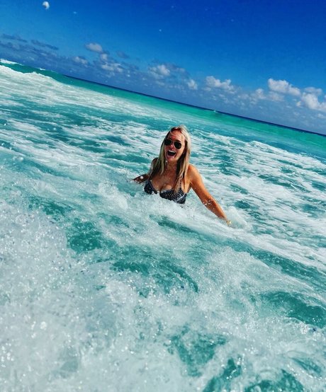 Barbara Alyn Woods beautiful model images