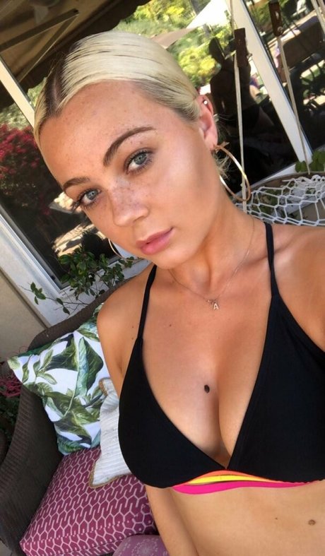 Alexi Blue adult model img