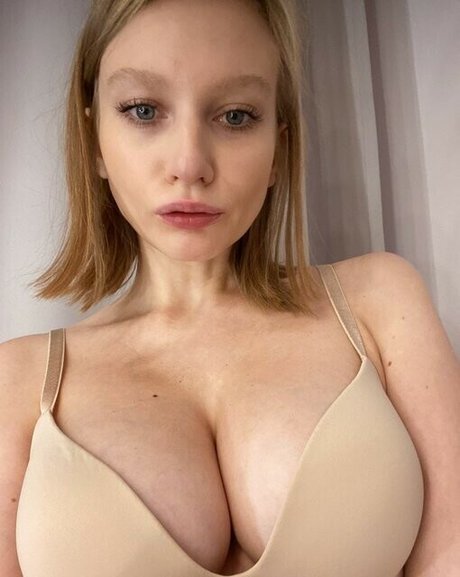 Annie Kinshova star best photos