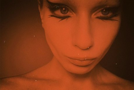 Annie Kinshova sexy actress pictures