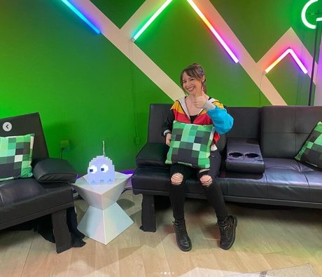 Chelsea Cook high quality actress img