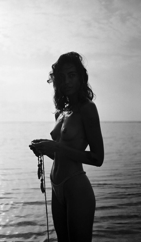 Vanessa Moe erotic model pic