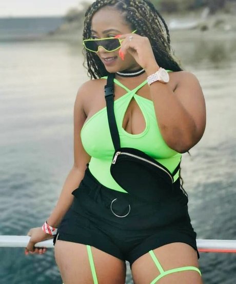 Bella Batista star sexy pic