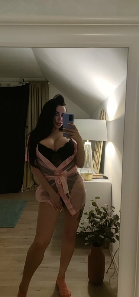 Arish Lamborghini nudes model pic