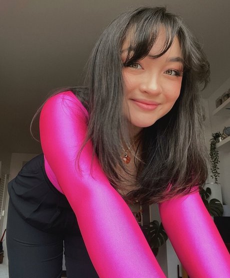 Mxmtoon naked model pic