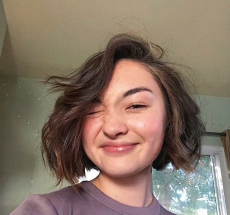 Mxmtoon model high quality pictures