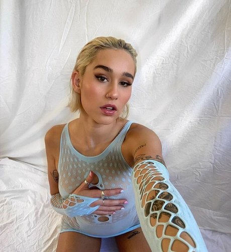 Emily H model beautiful pic