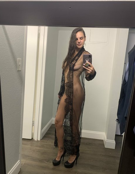 adreagon model pornographic image