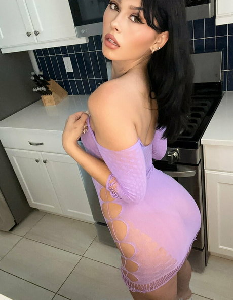 lolareyxo sexy model pic