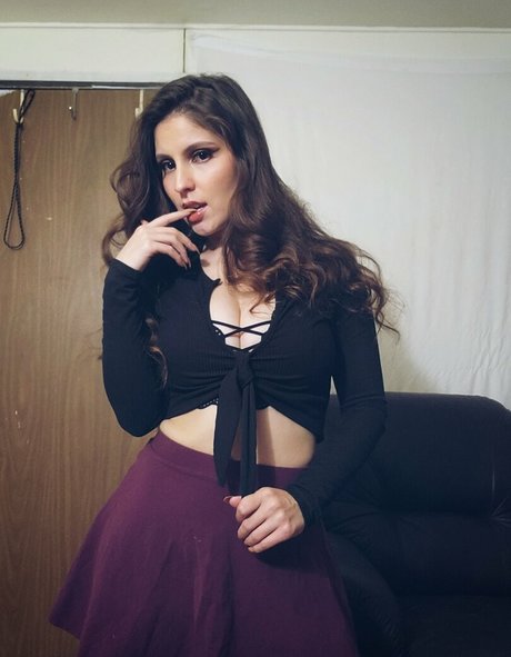 Nina Capel perfect star image