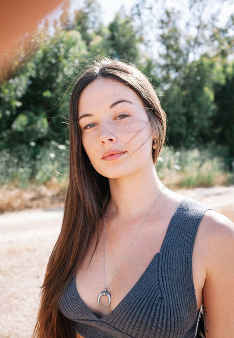 Noa Pery model adult images