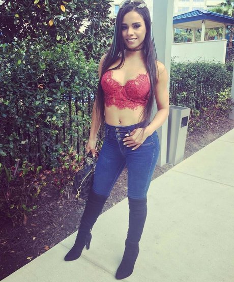 Renee Michelle naked model pictures