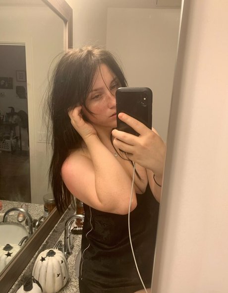 lewdkumi sexy pornstar img