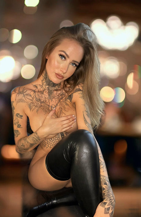 alertacomrades model high quality picture