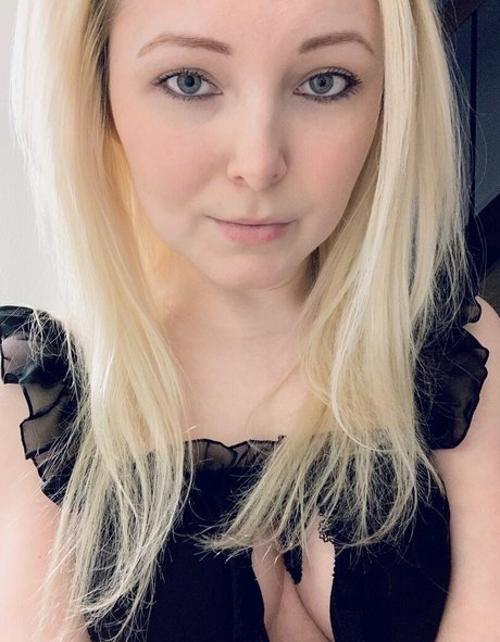 cutieblonde18 naked model photo