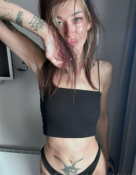 mianextdooor model nude image