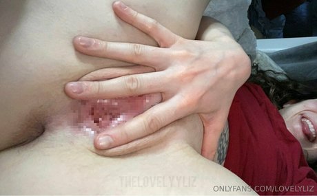 lovelylizfree erotic model image