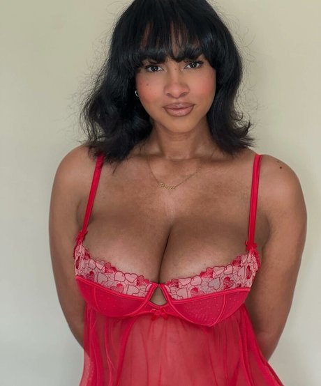 Pink besos model art photo