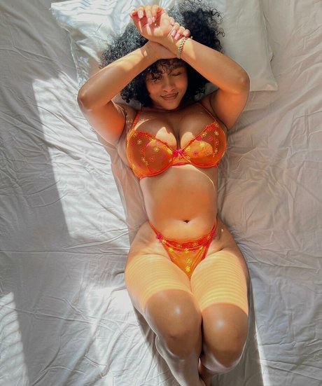 Pink besos erotic model img