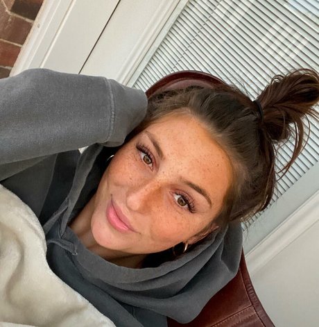 Abbey Wilson pretty model pictures