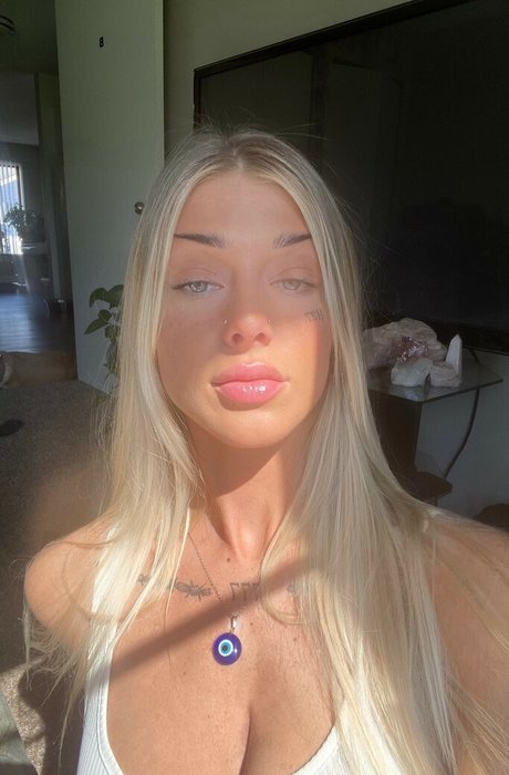 Ryrenee erotic model image