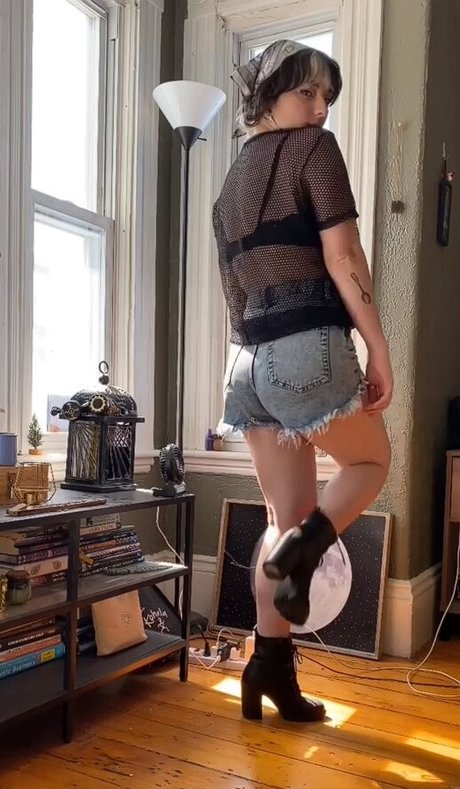 Casey Lee Williams nude model pictures