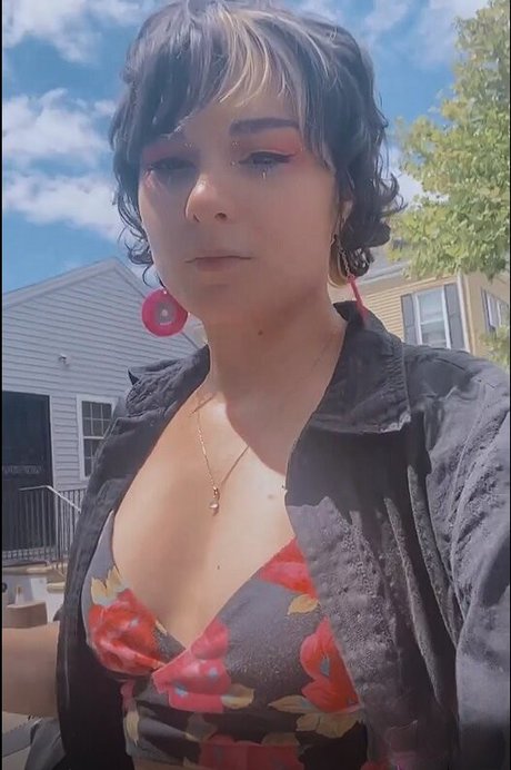 Casey Lee Williams star beautiful photo