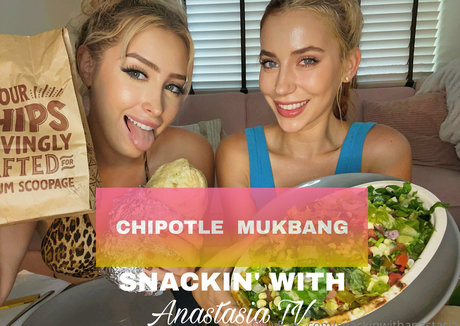 snackinwithanastasia pretty model image