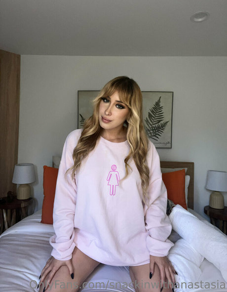 snackinwithanastasia beautiful model img